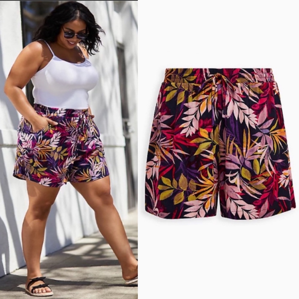 TORRID NAVY FLORAL CRINKLE GAUZE PULL ON SHORT